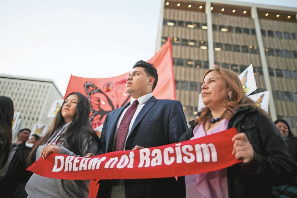 Activistas participan en una manifestación para exigir una solución para los beneficiarios del DACA en Los Ángeles, California. (LUCY NICHOLSON. REUTERS)