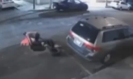 Video. Mujer cae en coladera sin tapa al cruzar la calle; esta vez en la Benito Juárez