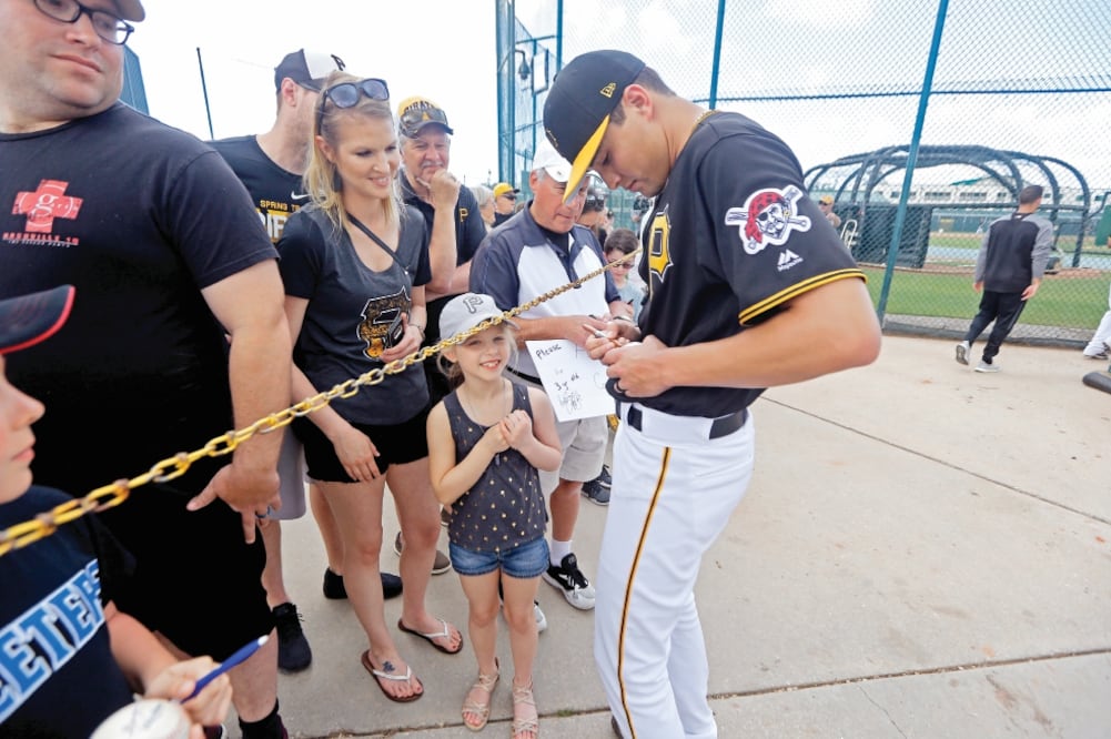 Eduardo Vera milita con Pirates y en su debut se apuntó el triunfo. (GERALD HERBERT. AP)