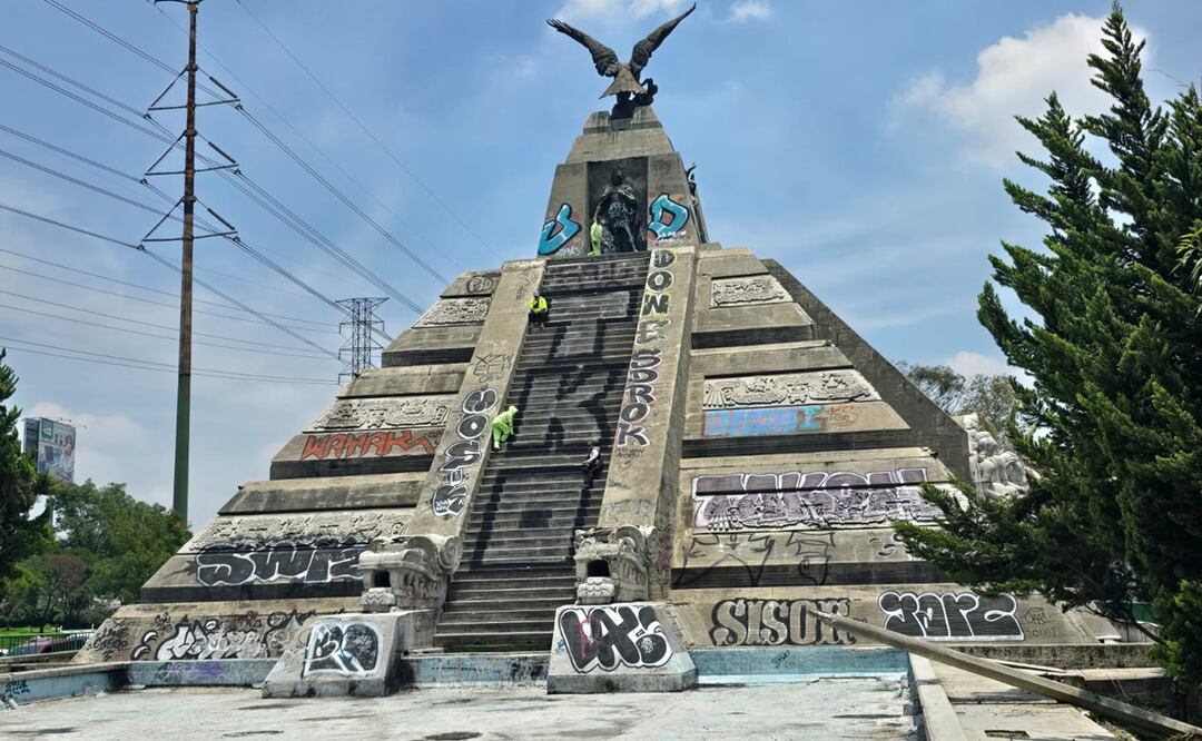 Comienzan limpieza y recuperación del Monumento a la Raza; "el proceso será largo", dijeron los trabajadores. Foto: Jorge Alejandro Medellín Hernández