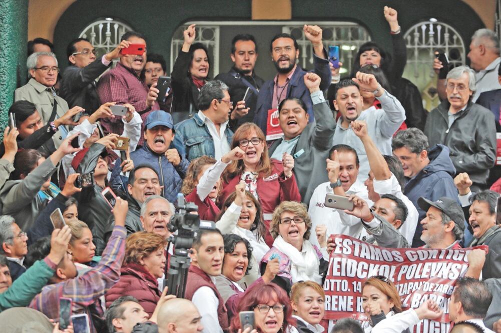 La dirigente de Morena, Yeidckol Polevnsky, anticipó los posibles desacuerdos en el tema de las encuestas para definir la dirigencia, pues hay compañeros que piden que se haga una y hay quienes rechazan la idea. Foto/IVÁN STEPHENS. EL UNIVERSAL