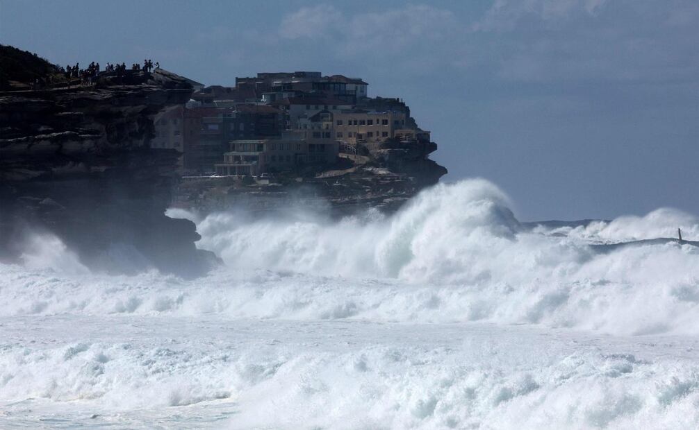 Olas de 5 metros impiden a turistas acercarse al mar en la playa Bronte en Sydney. (19/04/25) Foto: AFP