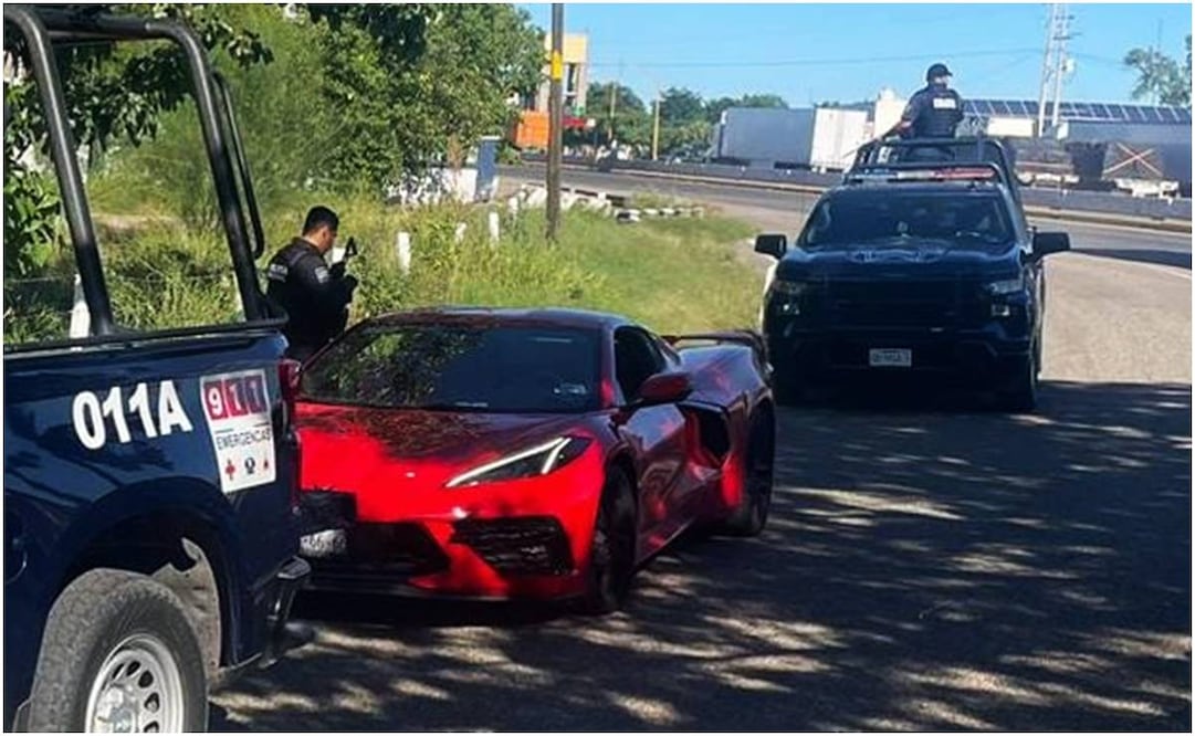 Abandonan Corvette rojo con reporte de robo en EU. Foto: Especial