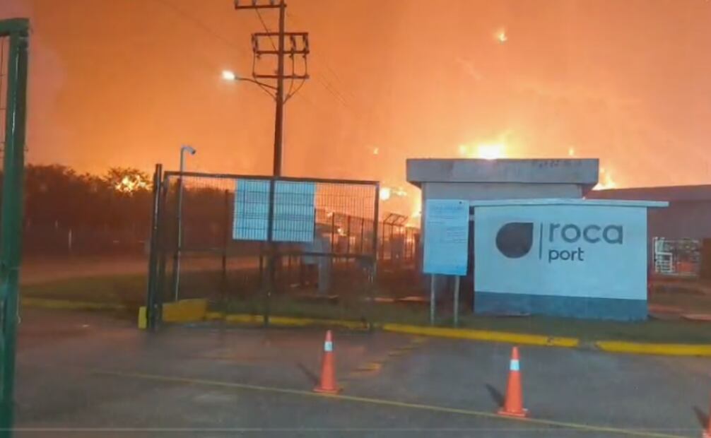 Reportan incendio en barda perimetral de la refinería Olmeca en Dos Bocas, Tabasco (17/03/2026). Foto: Especial