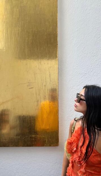 Dua Lipa deslumbra con pantalones de efecto piel a la cadera