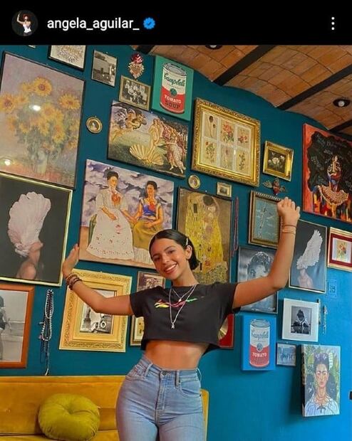 Ángela Aguilar te muestra cómo triunfar con unos jeans de cintura alta y un crop top