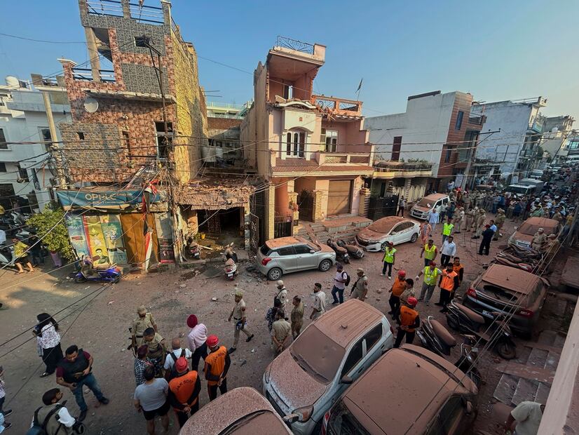 Rescatistas y personal de seguridad inspeccionan un edificio residencial dañado por un ataque con drones de Paquistán en Jammu, India. Foto: AP