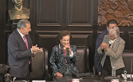 No eclipsan las ausencias a una gran mujer; Ifigenia Martínez besa su galardón