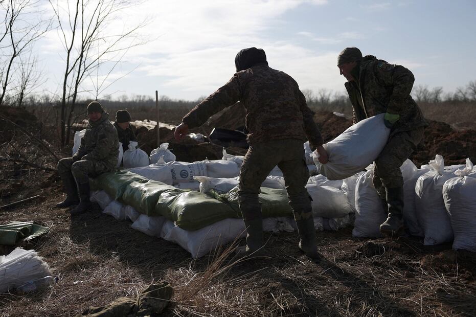 Militares ucranianos amontonan sacos de tierra para construir una fortificación no lejos de la ciudad de Avdiivka, en la región de Donetsk, en medio de la invasión rusa. Foto: AFP