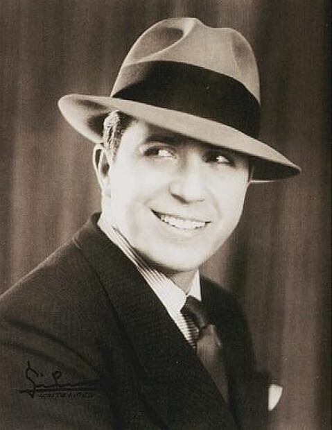A través de sus películas, Carlos Gardel no solo consolidó su fama como cantante y actor, sino que también llevó el tango y la cultura argentina a escenarios internacionales.