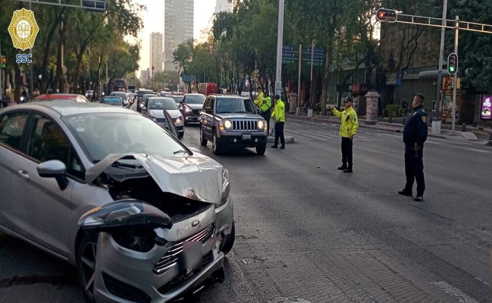 Choca ambulancia y automóvil en Paseo de la Reforma; tránsito de la SSC restablece la circulación tras el percance. Foto: Especial