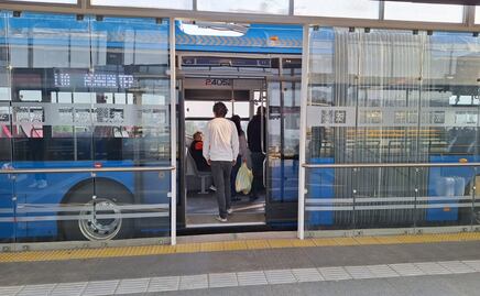 Usuarios del Trolebús Santa Martha-Chalco se quejan de cobro de 20 pesos y no 13 pesos como se había anunciado