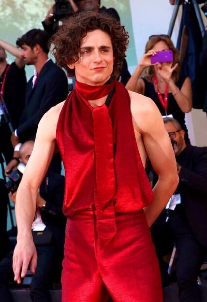Timothée Chalamet aparece con look atrevido en el Festival de Venecia y desata la locura