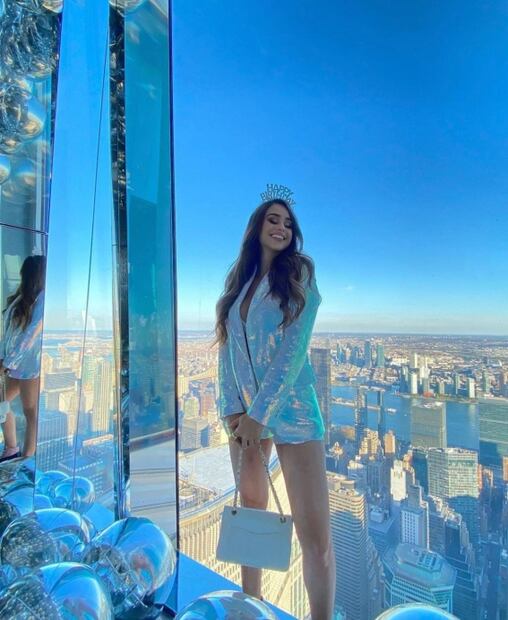 Yanet García enamora celebrando su cumpleaños en minishort tornasol