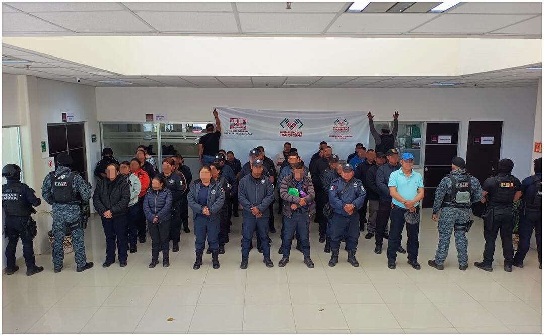 Funcionarios y policías detenidos en Chiapas acusados de operar una red de extorsión desde el ayuntamiento de Villaflores, liderado por Morena (24/01/2025). Foto: Especial