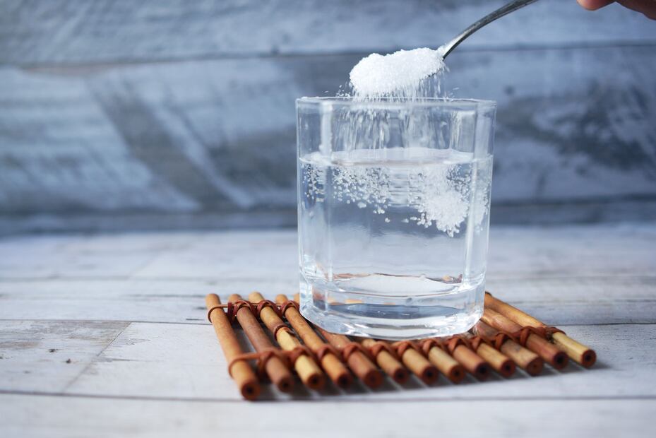 El agua con sal no debe sustituir la ingesta diaria de agua potable. Foto: Pexels