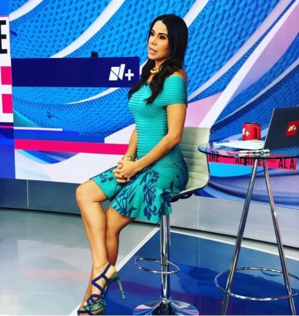 Paola Rojas luce su bonita figura con un look ajustado azul turquesa
