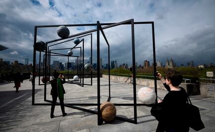 En el techo del Met de Nueva York, artista acerca rascacielos y planetas