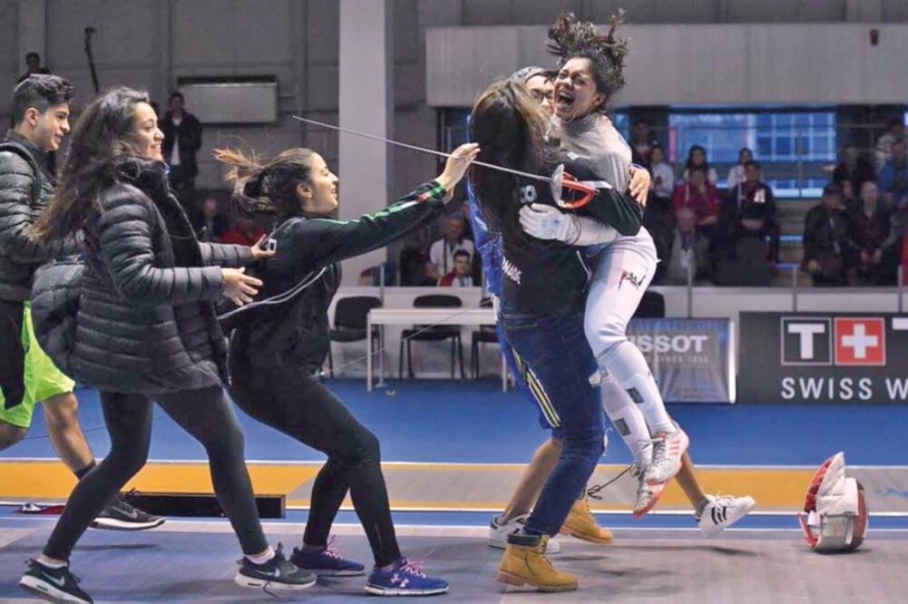 La esgrimista juvenil rompió en llanto al enterarse de que era ganadora, igual que cuando obtuvo oro mundial. (INDE)
