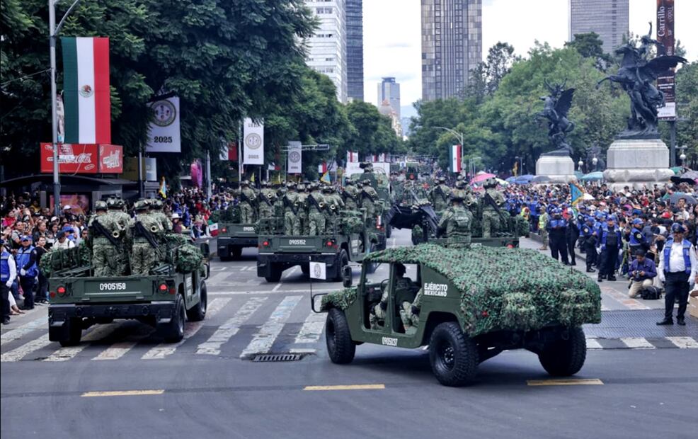 Personal militar se enfila por avenida Juárez rumbo a Reforma, el 16 de septiembre de 2025. Foto: Fernanda Rojas/EL UNIVERSAL