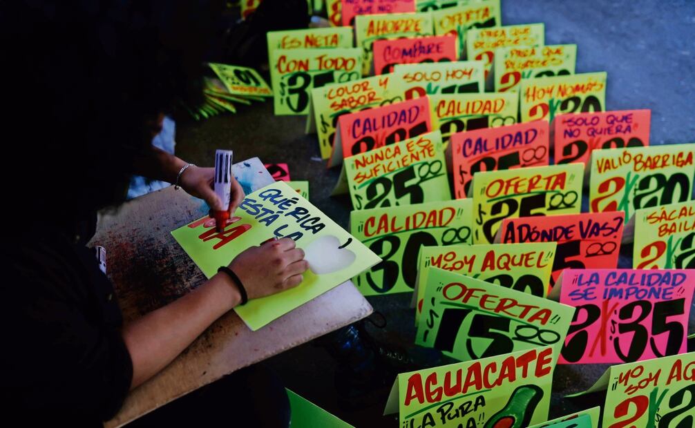 José es un joven diseñador gráfico que aprendió de sus padres el oficio para elaborar los carteles para anunciar las ofertas de la mercancía. Foto: Diego Simón / EL UNIVERSAL