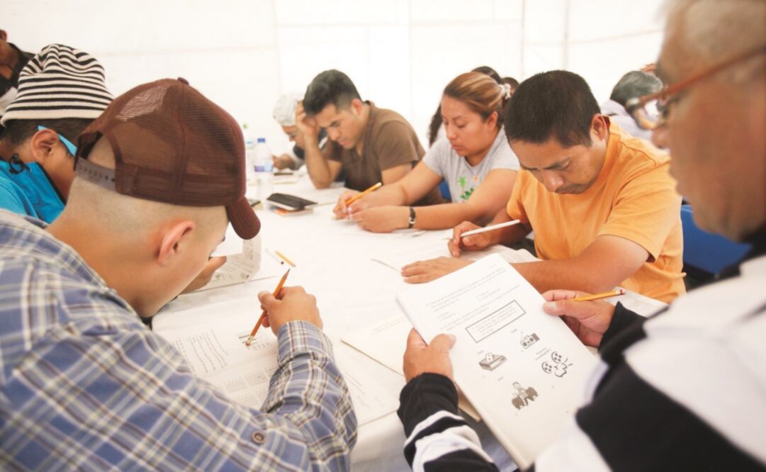 En el último año, el INEA ha atendido a 21 mil repatriados, de ellos 8 mil migrantes que han regresado a México han solicitado información sobre educación. (ARCHIVO. EL UNIVERSAL)