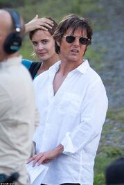 Tom Cruise planea boda con su asistente