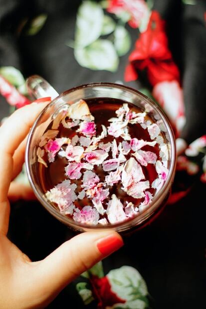 Beneficios del agua de rosas para el pelo