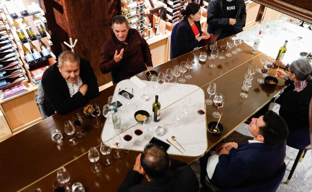 Los asistentes disfrutaron de seis vinos galardonados por el CMB. | FOTO: DIEGO SIMÓN