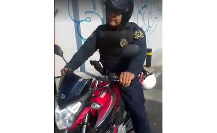 Video. Acusan a policía de presuntamente robar motocicleta
