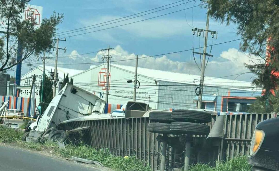 Parte de la carga se salió del remolque, obstruyendo el paso en uno de los carriles laterales de la carretera México-Querétaro. Foto: Especial