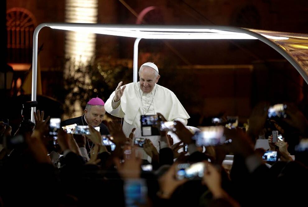 Con una visita al hospital pediátrico “Niños de Acosta Ñu” y una misa multitudinaria en el Santuario de la Virgen de Caacupé, el Papa Francisco cumple hoy el segundo día de su visita apostólica a Paraguay. Foto AP