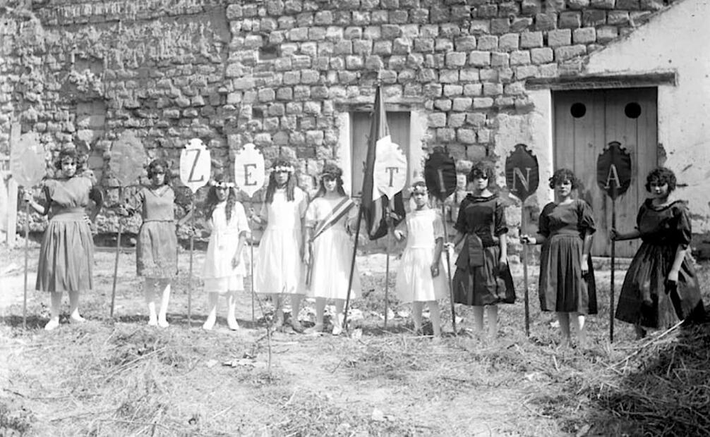 Jóvenes obreras sosteniendo unos señalamientos con las letras del apellido ZETINA, en la fábrica Excélsior en 1904. Foto: INAH.