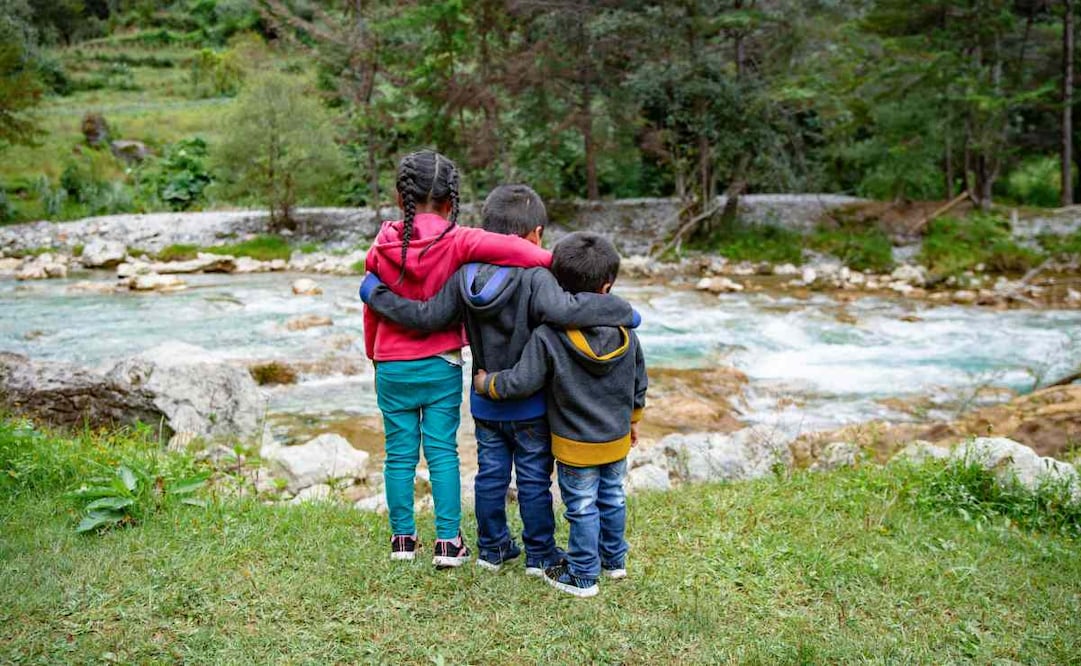 Fotografía del 18 de octubre de 2021 cedida por Unicef donde se observa a tres niños que fueron deportados de Estados Unidos esperando junto a un río en Chiantla, Huehuetenango (Guatemala).Entre 5,9 y más de 27 millones de niños y jóvenes de hasta 25 años de edad caerían en la pobreza para el 2030 a causa de la crisis climática en América Latina, alerta un informe de la ONU que analiza los escenarios que enfrentaría la región, dependiendo de la acción climática que desarrollen los países. Foto: EFE