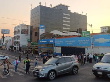 Vecinos y sus mascotas realizan bloqueo en avenida Cuauhtémoc; solicitan información de animales recatados en la Narvarte