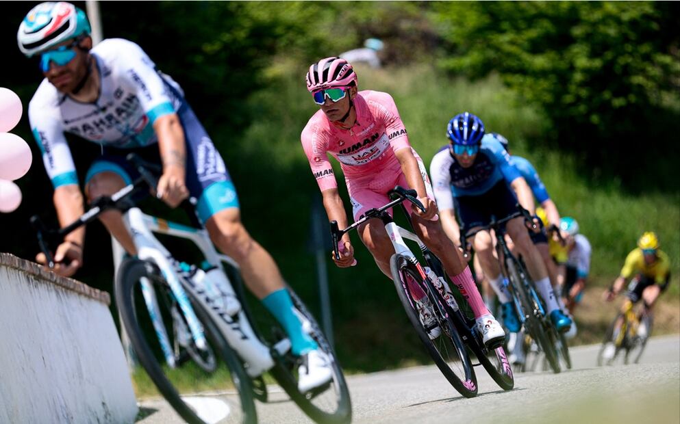 El ciclista mexicano Isaac Del Toro (centro), del UAE Team Emirates XRG, con la maglia rosa de líder general, durante la 20 etapa del Giro de Italia, el 31 de mayo de 2025. Foto: AFP