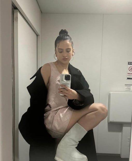 Rosalía conquista las redes con minivestido rosa y botas blancas