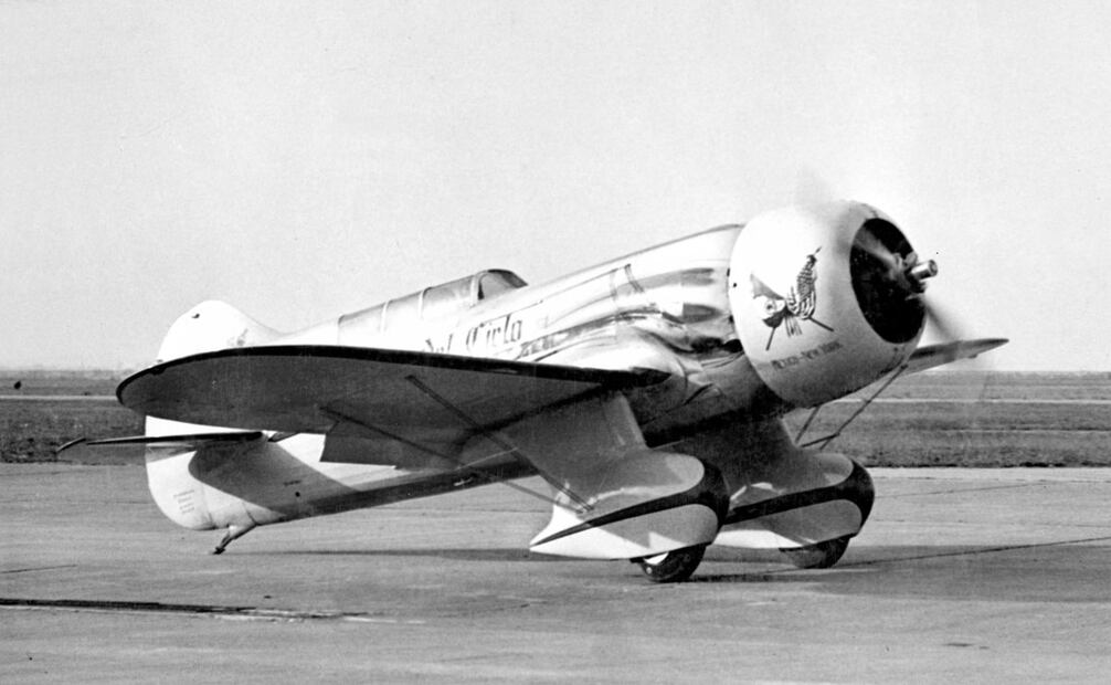 El piloto duranguense bautizó su avión como “Conquistador del Cielo”, nombre que le quedó todavía después del percance del 7 de junio de 1939. La empresa Granville Brothers modificó su denominación de serie, quedando Gee Bee R-6H Q.E.P. (siglas para “lo que se quería demostrar”), por el fracaso de sus modelos. Foto: ACME Newspictures/ESPECIAL.