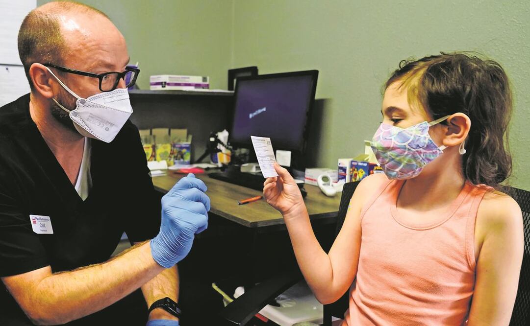 Una niña de 10 años, luego de que fue vacunada contra el coronavirus con una dosis de Pfizer, en Sacramento, California. Foto: Rich Pedroncelli/AP. 