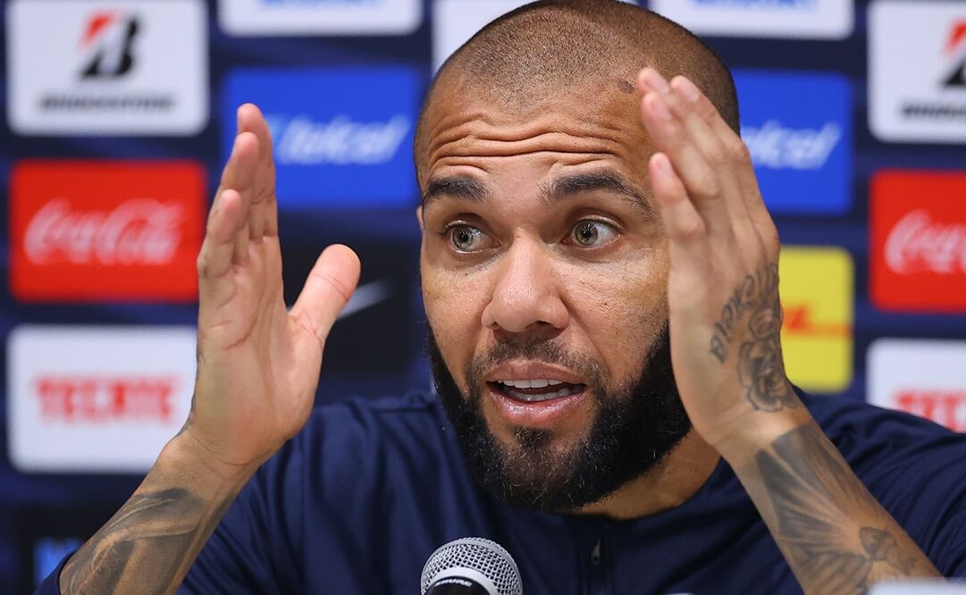 Dani Alves durante una conferencia de prensa con Pumas / Foto: Imago7