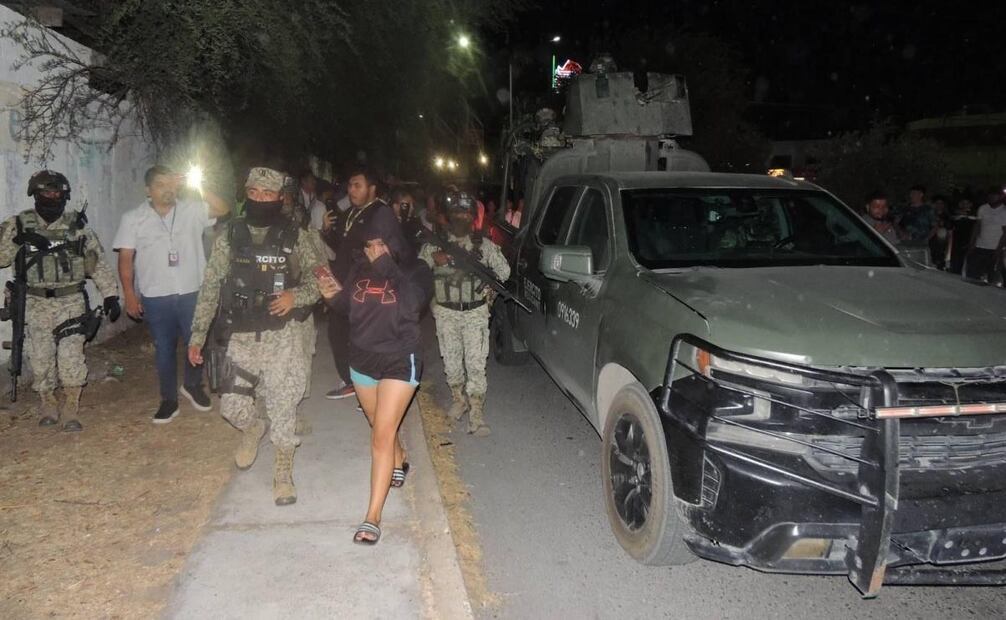 Tres jóvenes fueron interceptados sin justificación, golpeados y despojados del dinero y los equipos. Foto: Especial.