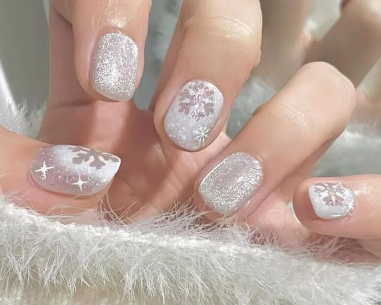 Puedes agregar charms metálicos en forma de copo de nieve para darle un efecto XL a tus uñas. Foto: Etsy