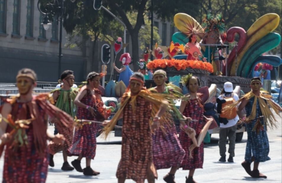"Sin vacuna no hubiéramos venido": familias acuden al desfile por Día de Muertos en CDMX