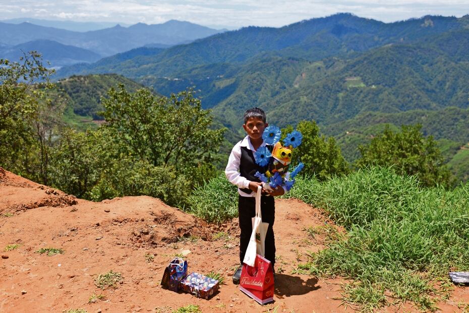 Los niños graduados tuvieron que tomar clases en aulas de madera que sus padres construyeron. Foto: Salvador Cisneros / El Universal 