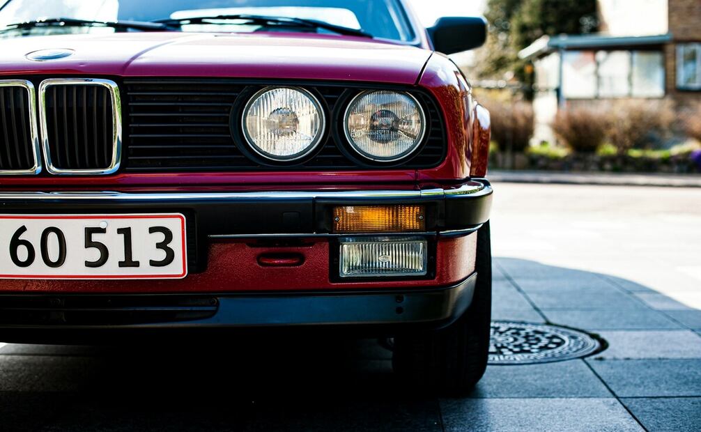 Placas del auto. Foto: Unsplash