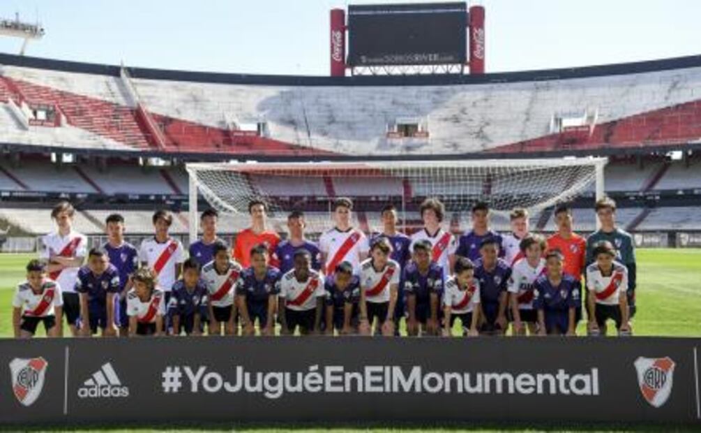 Niños rescatados de cueva en Tailandia juegan partido en el Monumental de Argentina