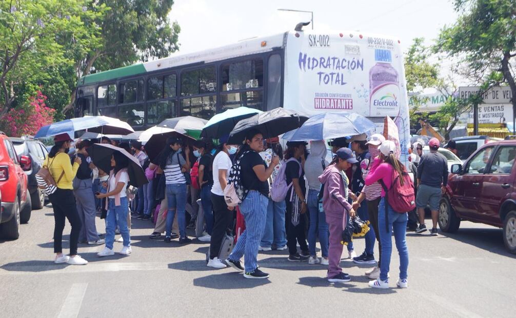 Profesores de la Sección 22 del SNTE bloquearon  el acceso al Aeropuerto Internacional de Oaxaca. Foto: Edwin Hernández / EL UNIVERSAL