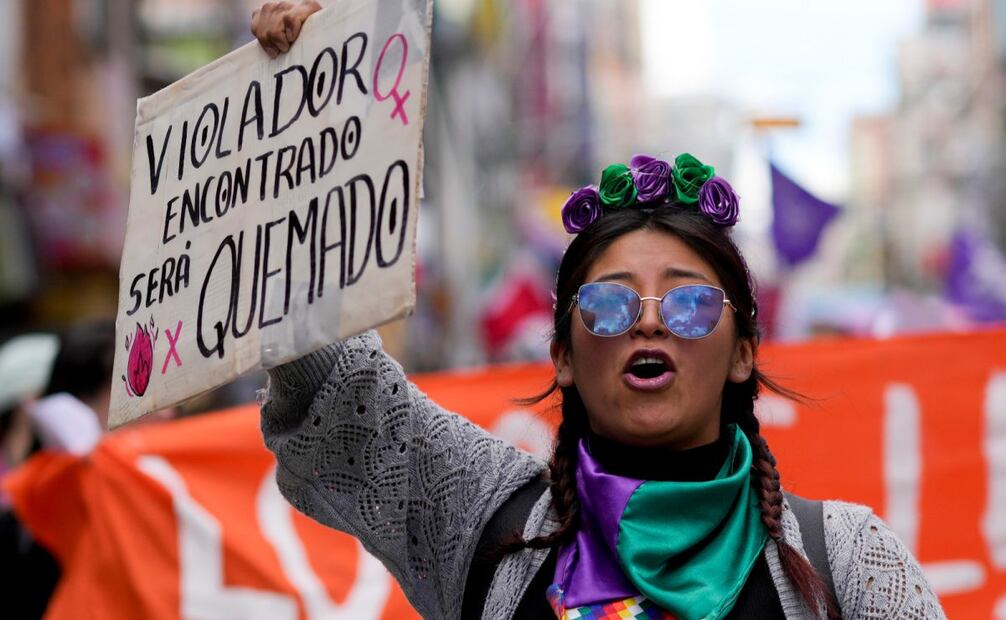 Una mujer lanza proclamas en una marcha por el Día Internacional por la Erradicación de la Violencia contra las Mujeres en El Alto, Bolivia, el lunes 25 de noviembre de 2024. Foto: AP Foto/Juan Karita