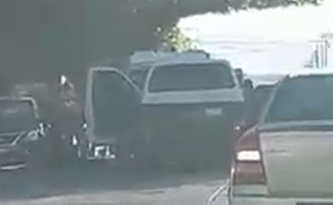 Testigos captaron el atraco con sus celulares y los momentos en los que los ladrones sacaban bolsas con dinero del vehículo.   Foto: Tomada del video 