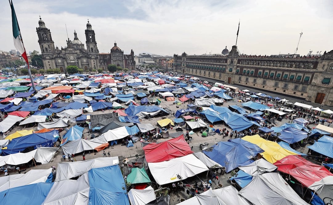 La CNTE se prepara para robustecer el plantón que mantiene en el Zócalo capitalino desde el 15 de mayo para exigir al gobierno federal que se atiendan sus demandas. Foto: Berenice Fregoso /  EL UNIVERSAL